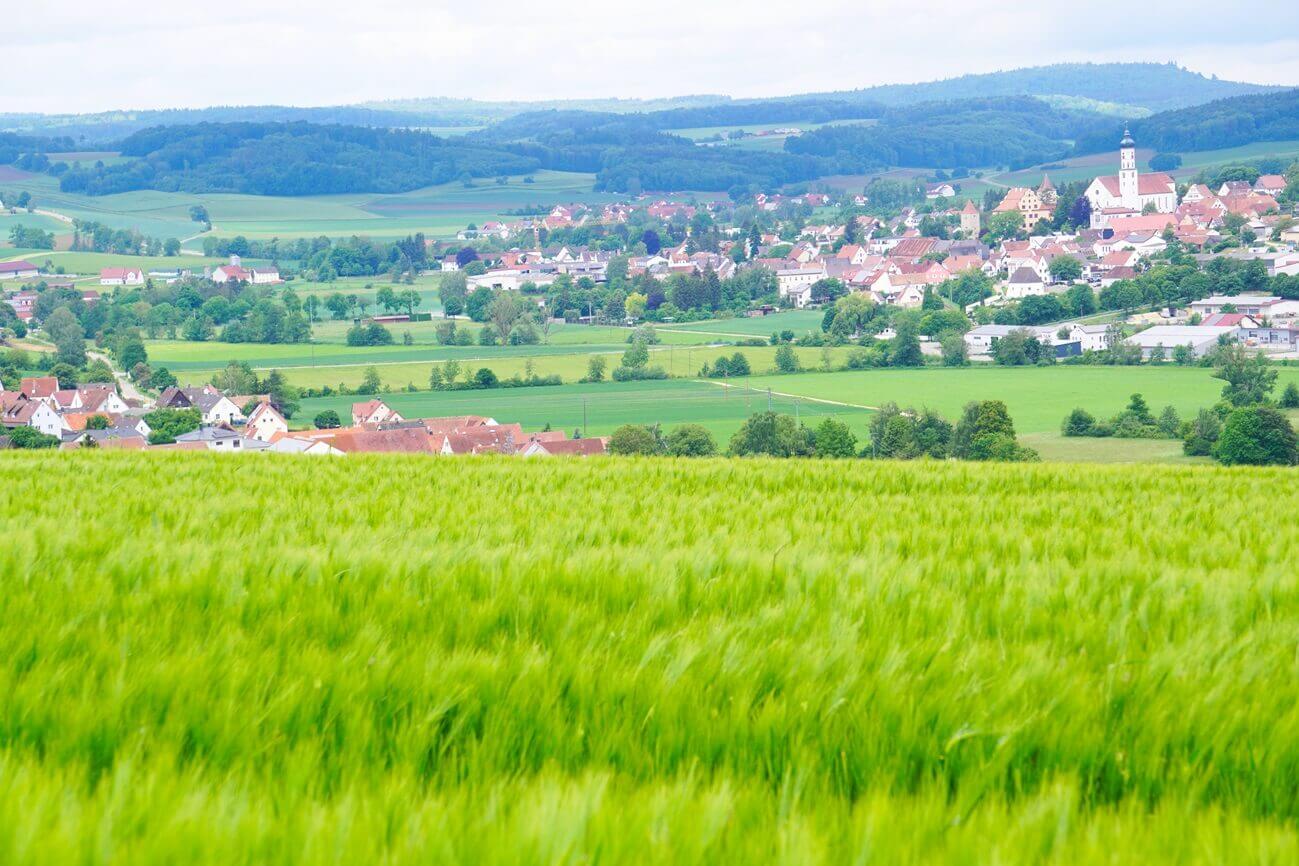 Schöne Fernsicht auf ein Dorf