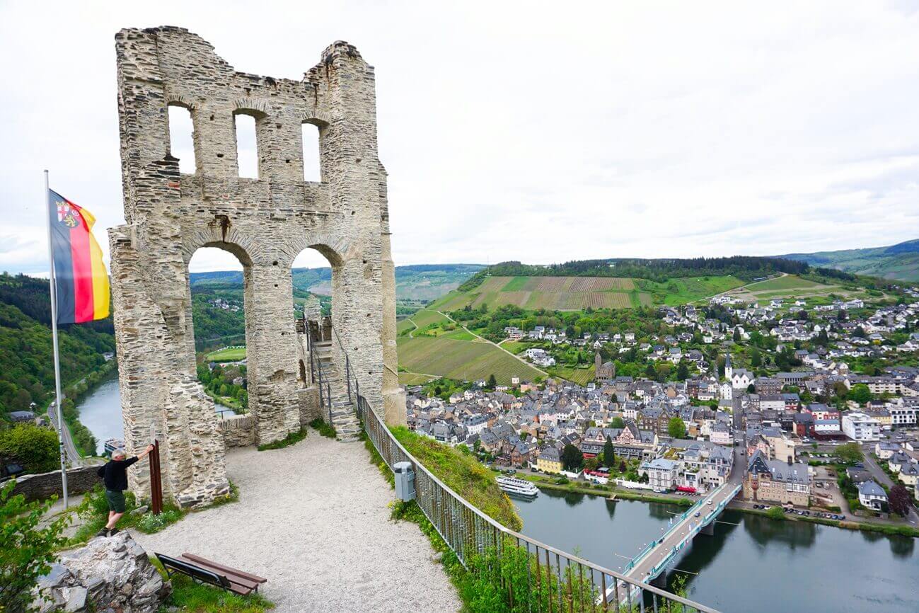 Burgruine an einem Fluss