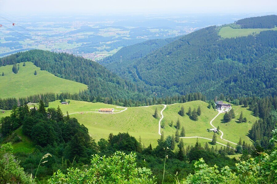 Gleich mehrere Almen laden auf dem Hochfelln zur Einkehr ein. Blick auf eine Alm mit mehreren Hütten