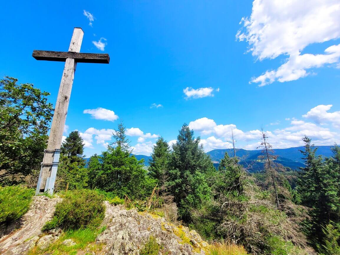 Gipfelkreuz in den Bergen