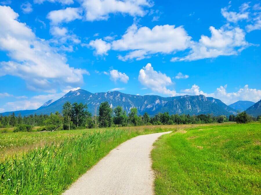 Die Chiemgauer Berge rücken immer näher. Wanderweg mit Blick auf mächtige Berge