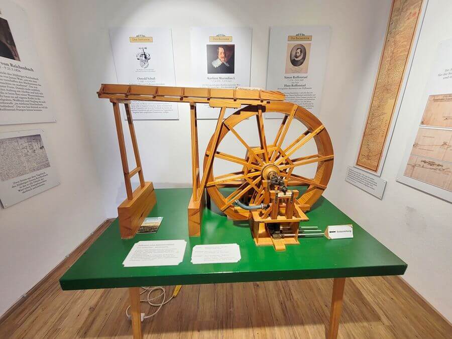 In den Sommermonaten kann auch eine Ausstellung besucht werden. Saline im Miniaturformat