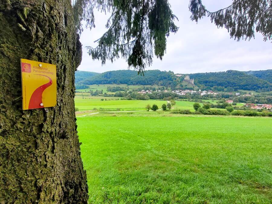 Der Altmühltal Panoramaweg gehört zu den beliebtesten deutschern Fernwanderwegen. Wegmarkierung an einem Baum