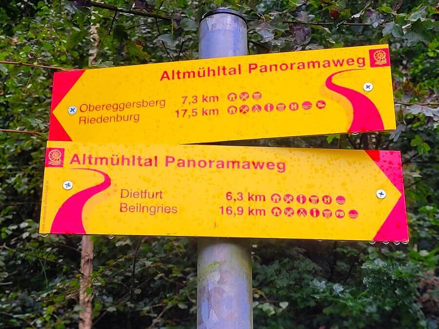 Informative Wegmarkierungen für den Altmühltal Panoramaweg. Ausschilderung für Wanderwege
