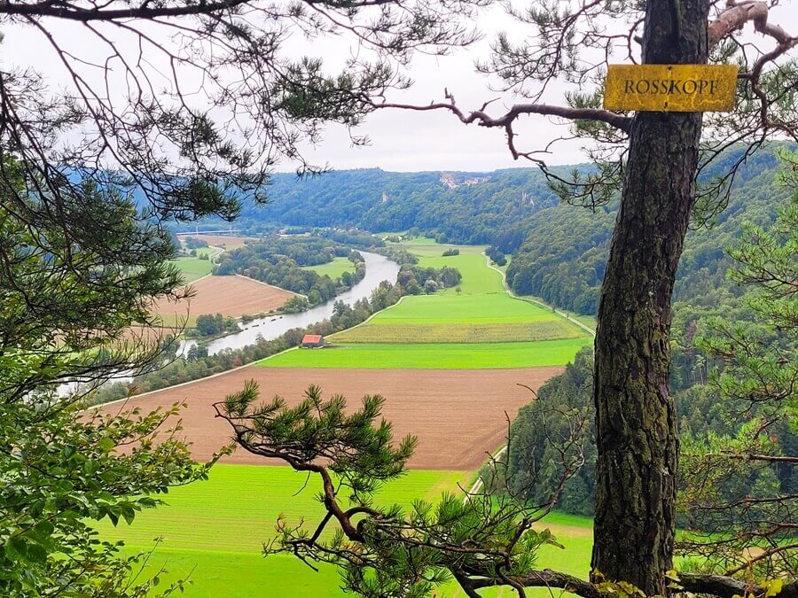 Schöne Aussichten auf das Altmühltal vom Rosskopf. Aussicht auf einen Fluss in einem Tal