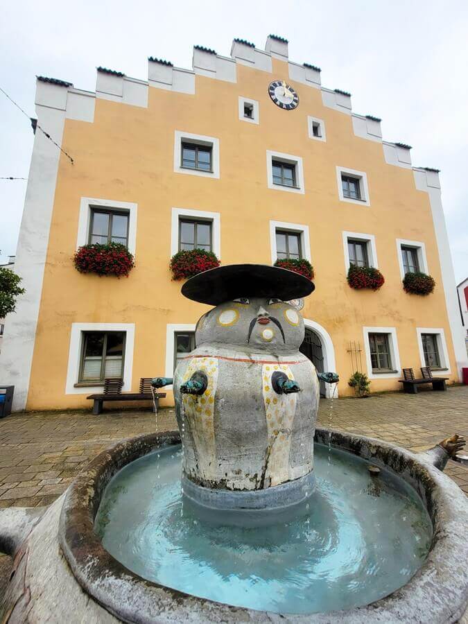 Rathaus mit Brunnen