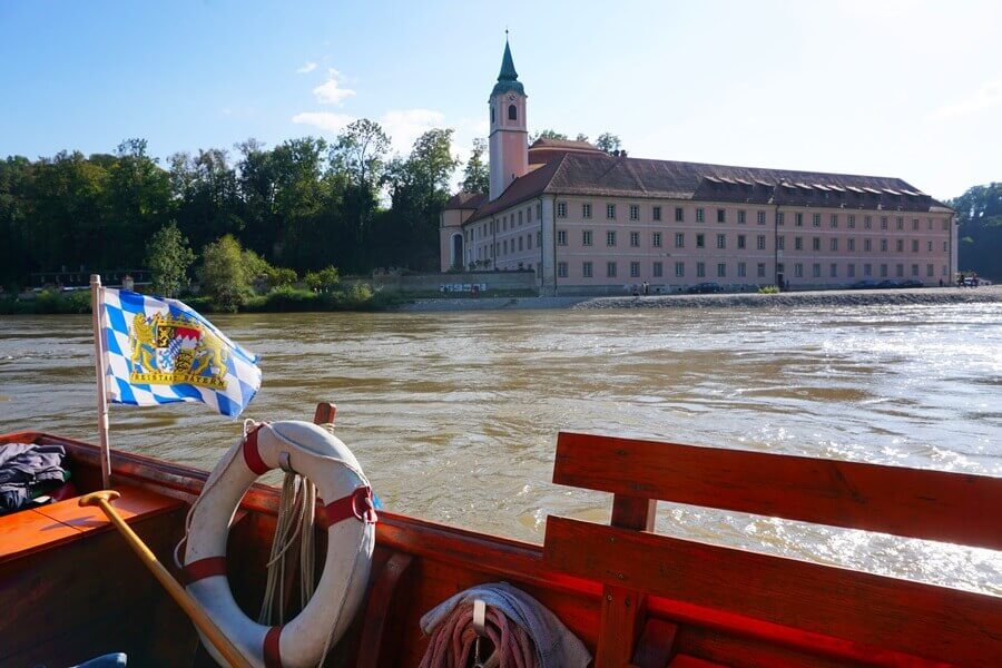 Die Überfahrt ist schnell erledigt. Boot vor einem Kloster