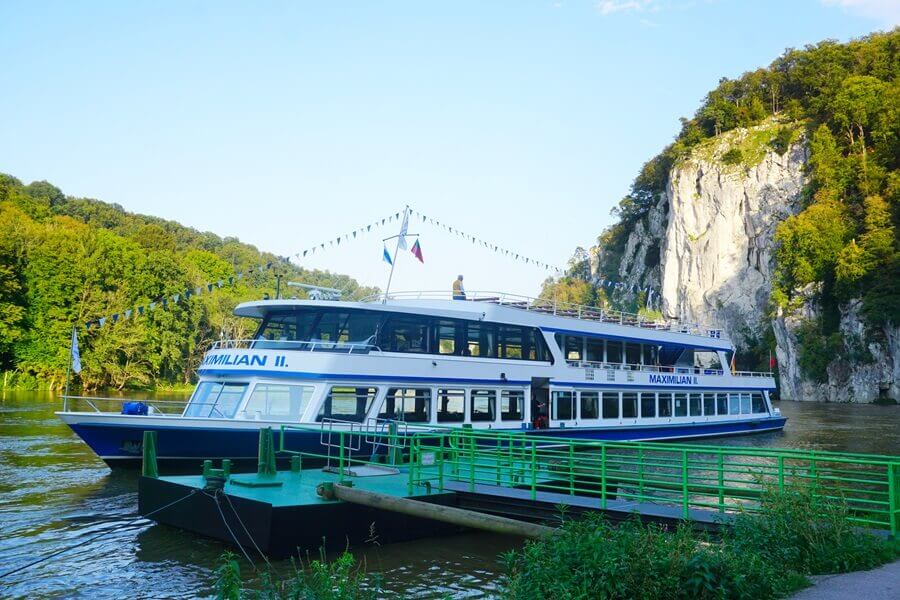 Die Schiffsanlegestelle ist nur wenige hundert Meter vom Kloster Weltenburg entfernt. Schiff an Bootsanlegestelle