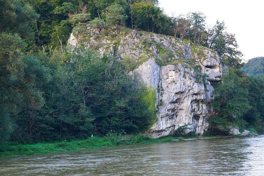 Imposante Felsformationen sind links und rechts am Fluss zu entdecken. Felsen am Fluss
