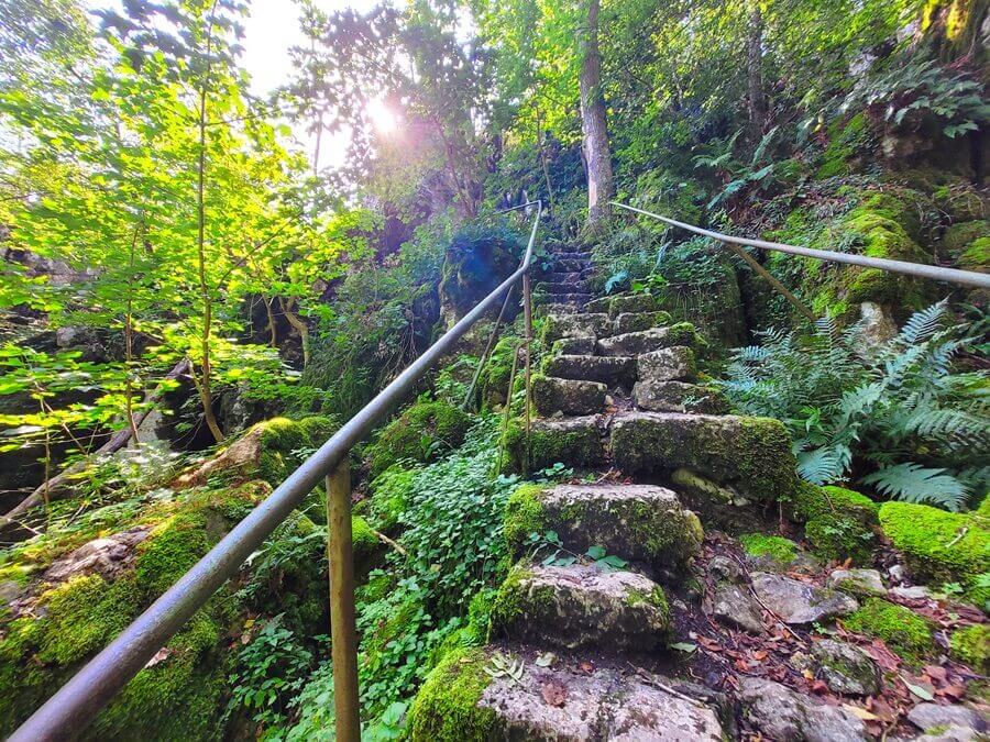 Steiler und felsiger Aufstieg. Treppe aus Felsen
