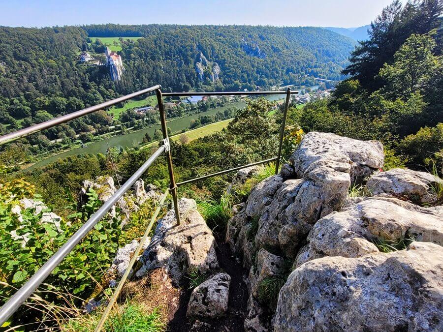 Ein Aufstieg, der sich gelohnt hat: Tolle Aussichten abermals auf das Altmühltal! Aussichtspunkt oberhalb eines Tals
