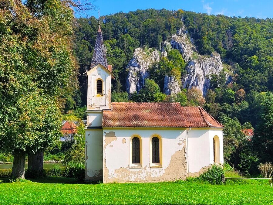 Kleine Kapelle am Wegesrand. Kleine Kapelle
