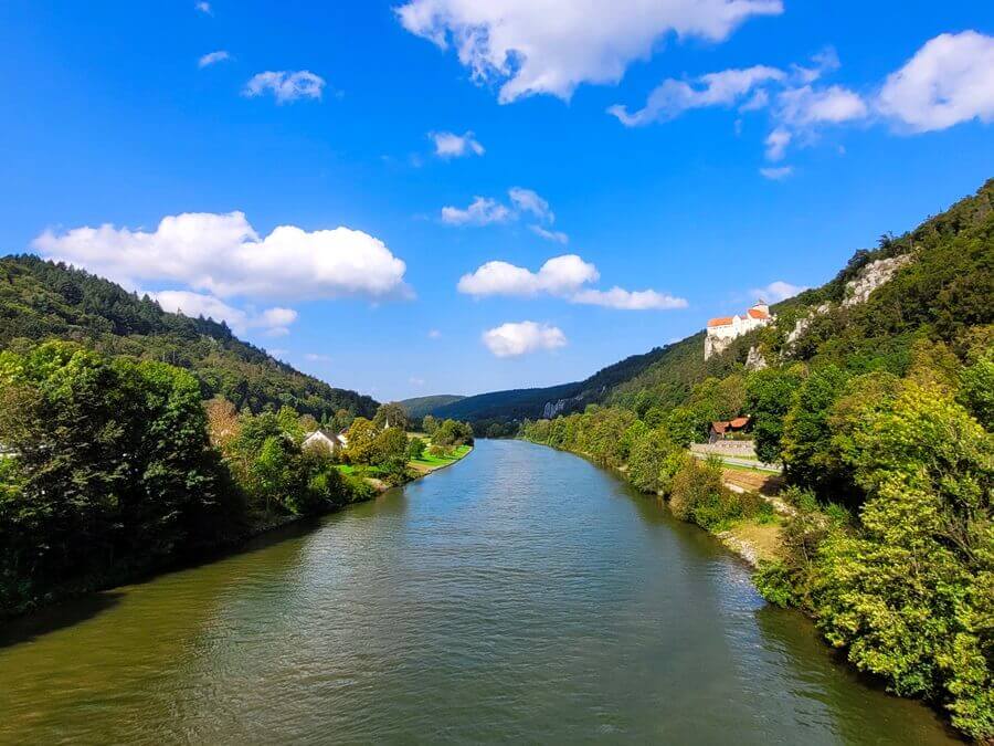 So schön ist es im Altmühltal! Fluss fließt durch ein Tal