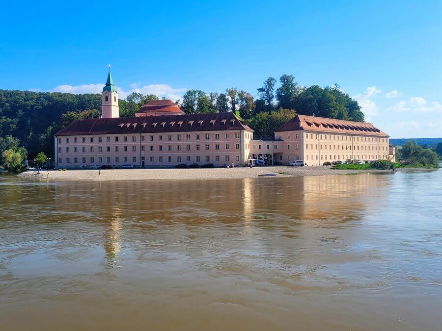 Wir haben das Kloster Weltenburg erreicht. Kloster an einem Fluss