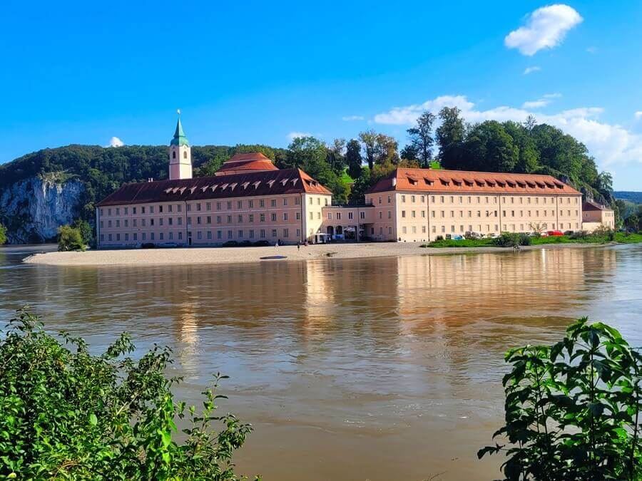 Das Kloster Weltenburg gehört zu den Höhepunkte beim Wandern auf dem Altmühltal Panoramaweg. Klostergebäude an einem Fluss