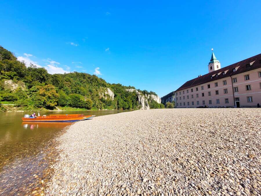 Kiesstrand am Kloster Weltenburg. Kiesstrand vor einem Kloster