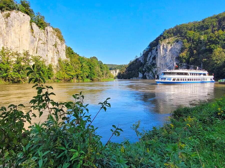 Mit dem Schiff könnt ihr durch die Weltenburger Enge in Richtung Kelheim fahren. Schiff auf einem Fluss