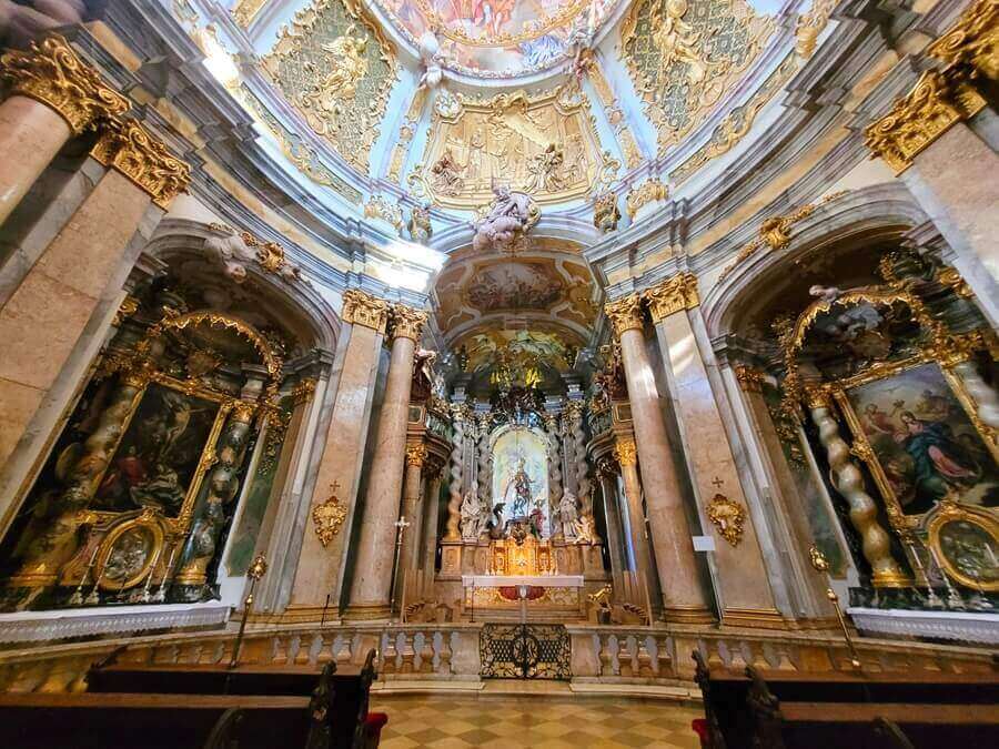 Beeindruckende Kirche vom Kloster Weltenburg. Innenraum einer Kirche