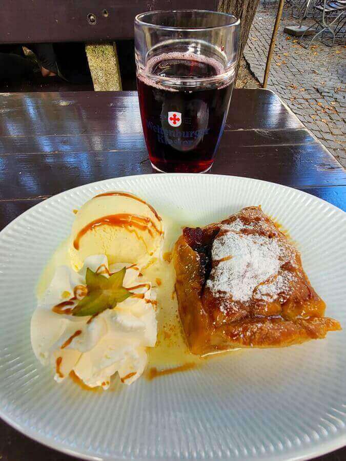Kleine Erfrischung im Biergarten. Johannisbeerschorle und Apfelstrudel