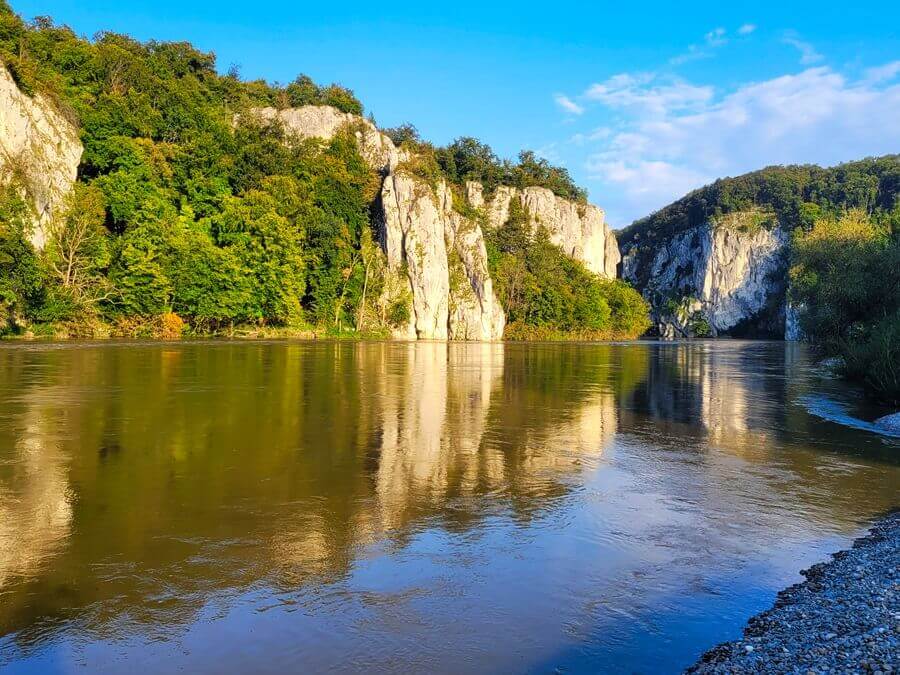 Der Donaudurchbruch wird auch als Weltenburger Enge bezeichnet. Fluss mit hohen Felsen