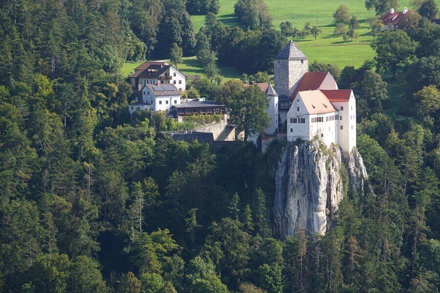 Die Burg Prunn wurde auf einem Felsvorsprung errichtet. Burg auf einem Felsen