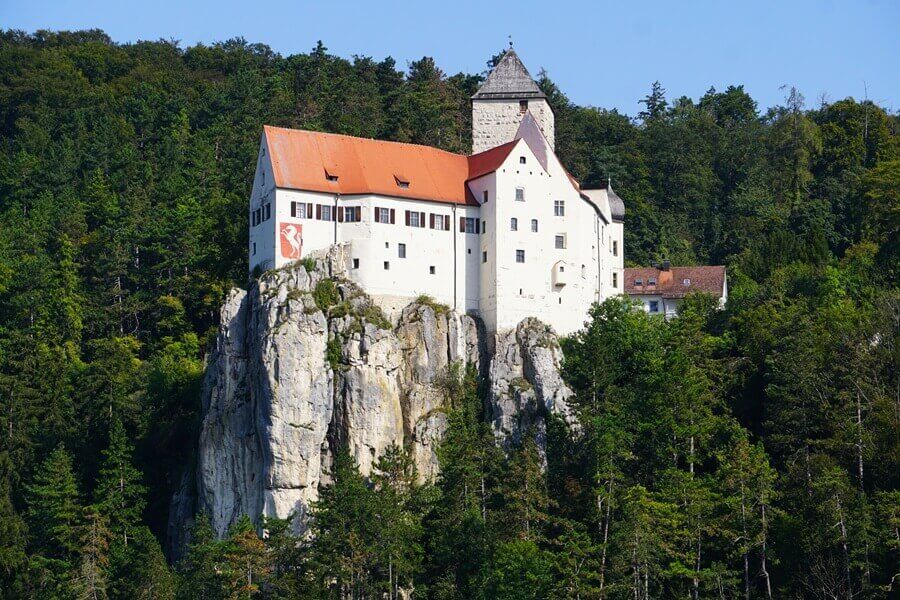 Die Burg Prunn kann auch zu vorgegebenen Zeiten besichtigt werden. Burg auf einem Felsen