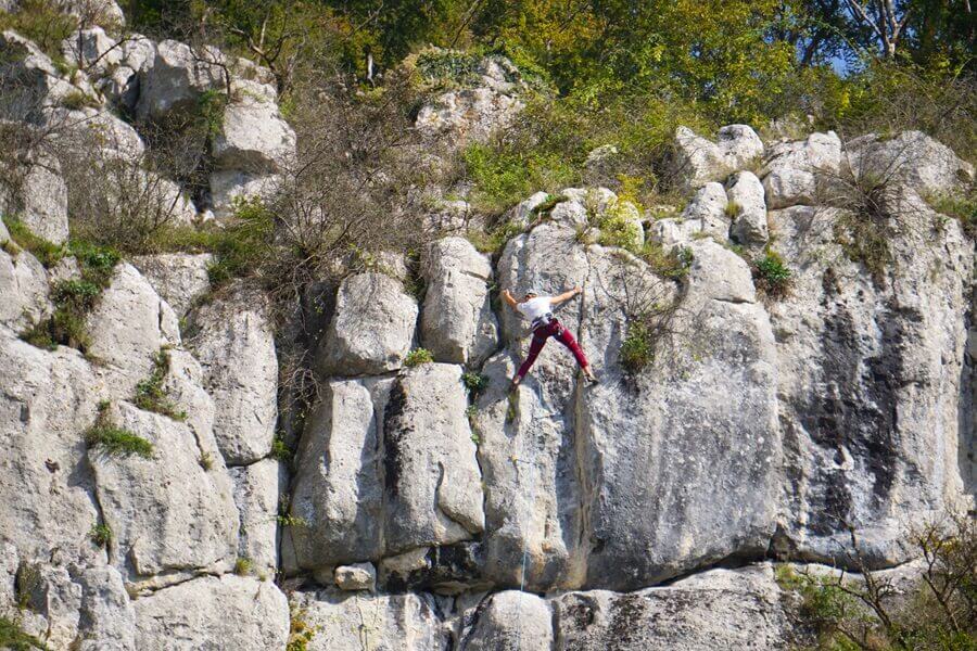 Es darf geklettert werden! Kletterer an einem Felsen