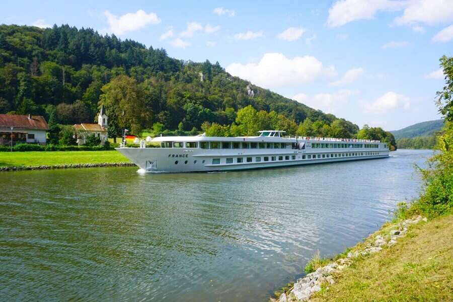 Ein Kreuzfahrtschiff auf der der Altmühl. Großes Schiff auf einem Fluss