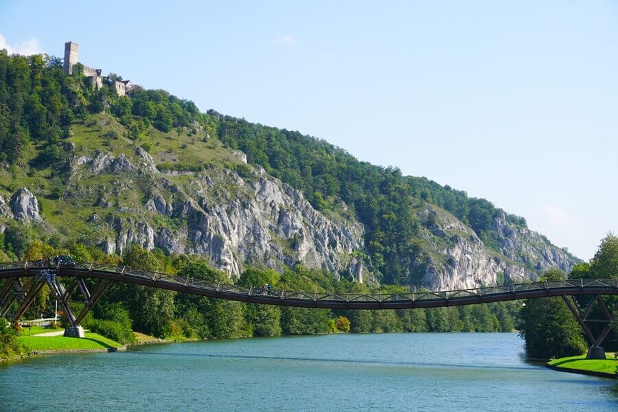 Die Holzbrücke Tatzlwurm ist eines der Wahrzeichen des Altmühltals. Brücke über einen Fluss