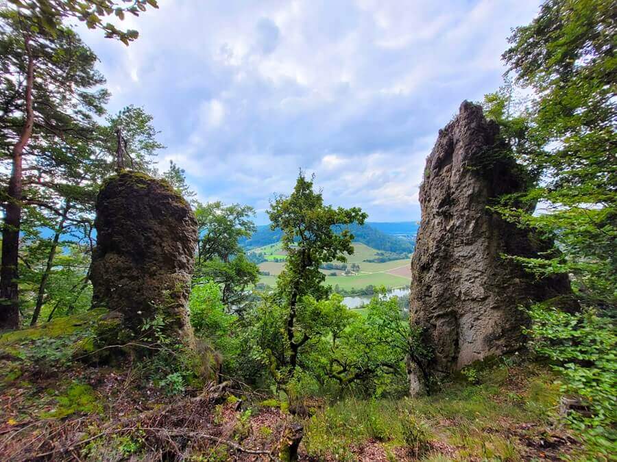 Imposante Felsen am Altmühltal Panoramaweg. Markante Felsen