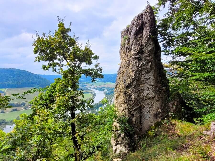 Imposante Felsen am Altmühltal Panoramaweg. Markanter Felsen