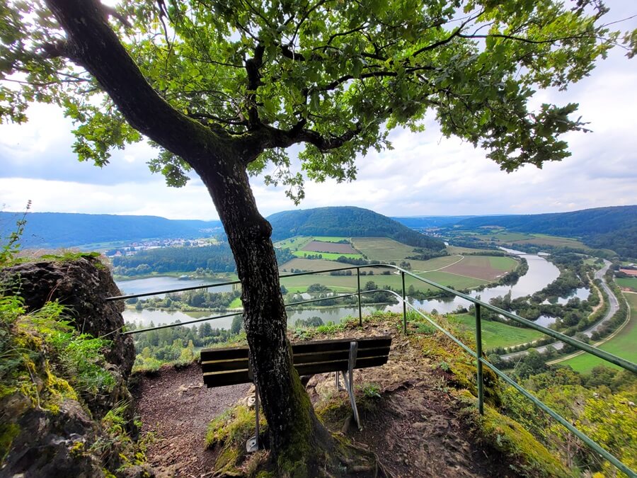 Am Aussichtspunkt Falkenhorst könnt ihr hervorragend die Aussichten genießen. Aussichtspunkt mit Sitzbank