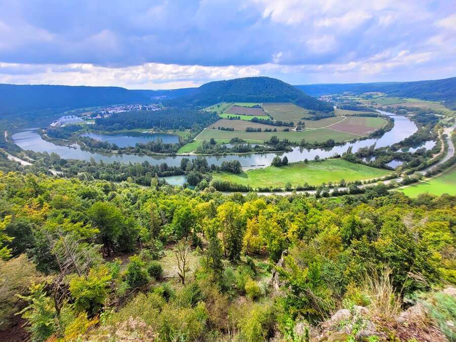 Tolles Fotomotiv: Hier macht die Altmühl einen Bogen durch das Tal. Blick auf einen Fluss in einem Tal