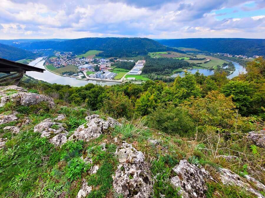 Aussicht von der Drachenfliegerrampe. Schöne Aussicht auf einen Fluss im Tal