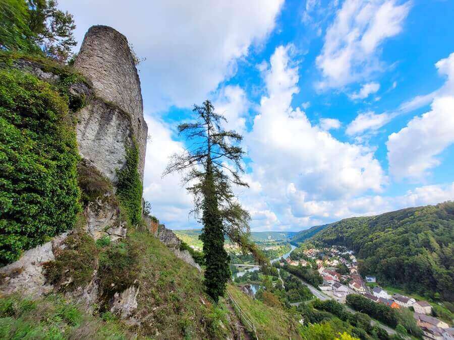 Blick zurück auf das Altmühltal. Blick hinab in ein Tal