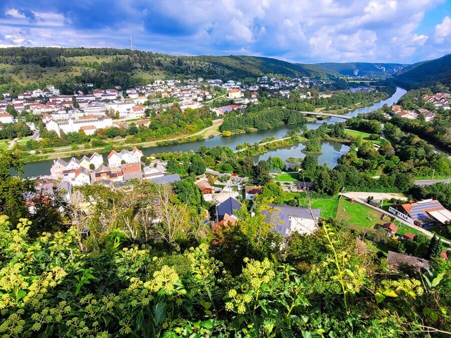 Blick auf Riedenburg an der Altmühl. Blick auf einen Fluss in einem Tal