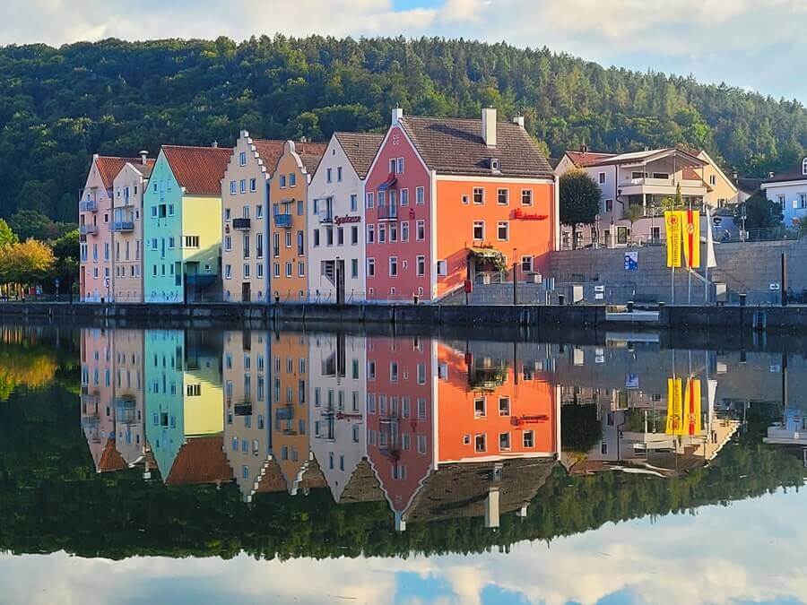 Riedenburg an der Altmühl. Bunte Hausfassaden spiegeln sich in einem Fluss