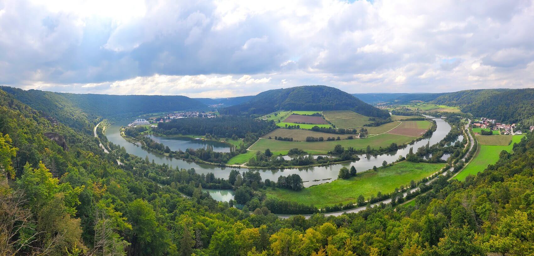 Fluss schlängelt sich durch ein Tal