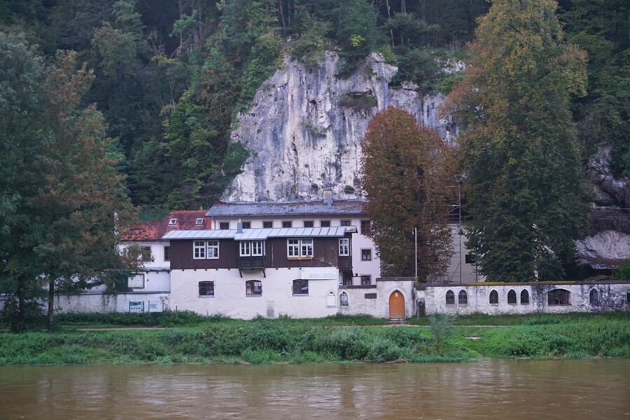 Das Wirthaus "Einsiedelei Klösterl" wird hoffentlich bald wieder eröffnet. Gasthaus an einem Felsen