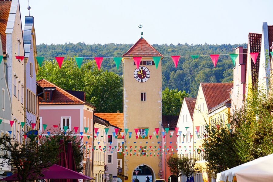 Ein Bummel durch Kelheims sehenswerte Innenstadt lohnt sich! Markanter Turm in einer Innenstadt