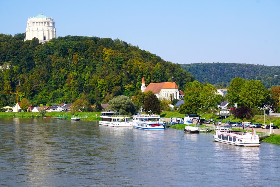 Wir haben Kelheim erreicht. Zu sehen sind mehrere Schiffe und die berühmte Befreiungshalle. Schiffe auf einem Fluss