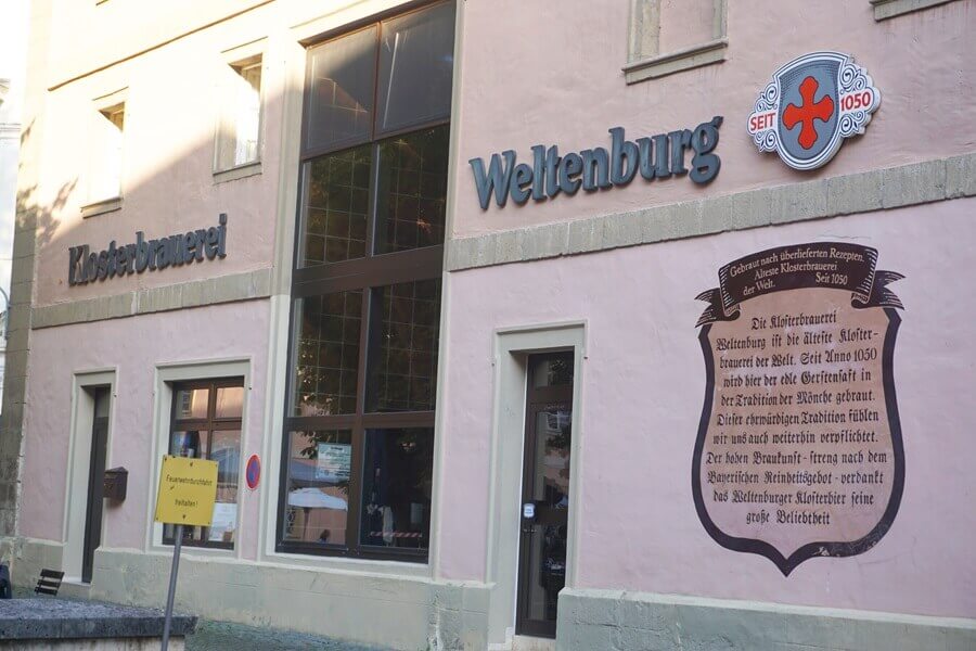 Berühmt ist natürlich auch die Klosterbrauerei Weltenburg. Eingang zu einer Klosterbrauerei