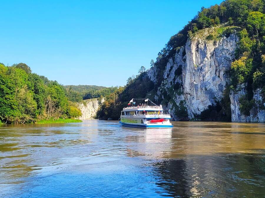 Und mit dem Schiff geht es wieder gemütlich zurück durch die Weltenburger Enge nach Kelheim. Schiff auf einem Fluss