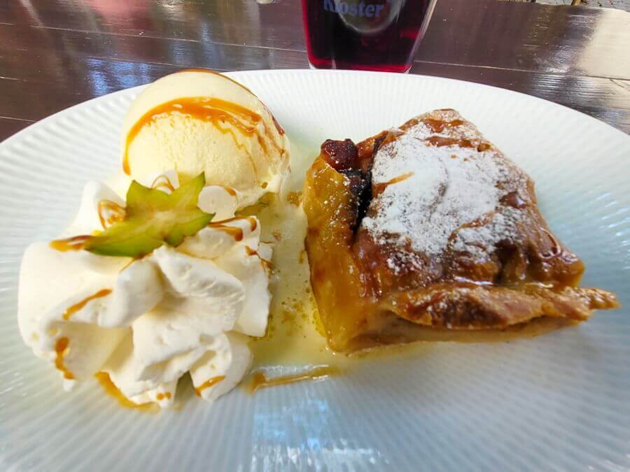 Im Biergarten vom Kloster Weltenburg könnt ihr hervorragend einkehren. Apfelstrudel mit Vanilleeis