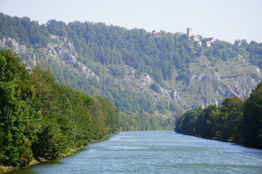 Wandern auf dem Altmühltal Panoramaweg. Felslandschaft an einem Fluss