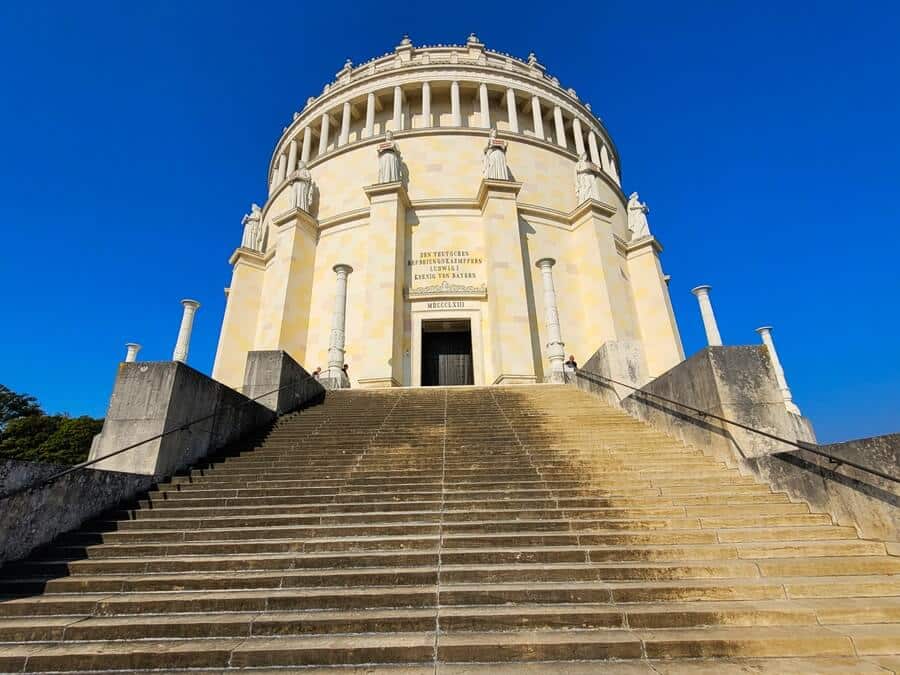 Wohl die bekannteste und interessanteste Sehenswürdigkeit in Kelheim an der Donau: die Befreiungshalle. Treppe hinauf zu einem Gebäude