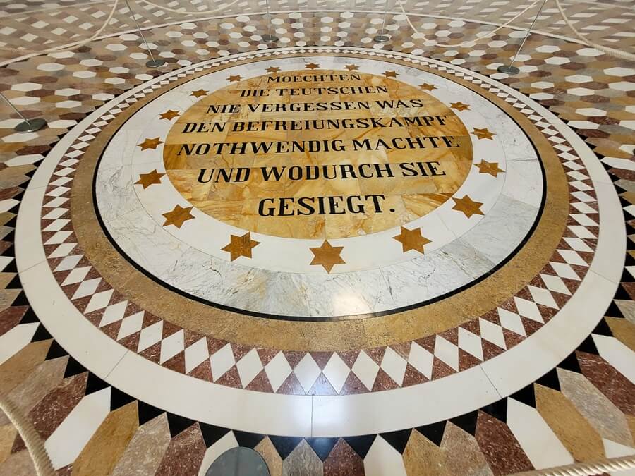 Die Befreiungshalle Kelheim wurde in Erinnerung an die letzten deutschen Freiheitskämpfer errichtet. Bodeninnenschrift