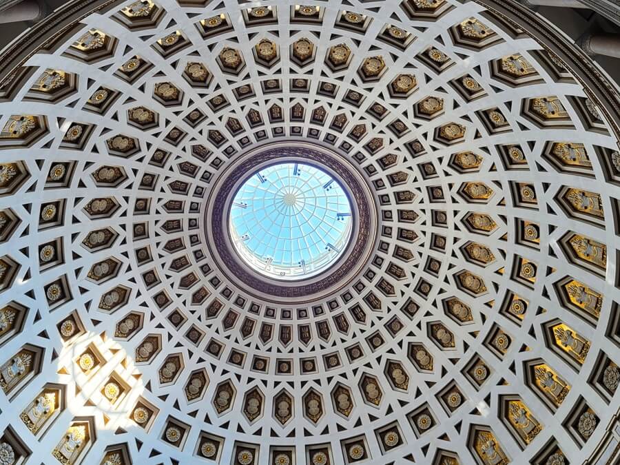 Dann wollen wir uns doch mal auf einen letzten Aufstieg hinauf auf die Kuppel der Befreiungshalle machen. Gebäudekuppel von innen