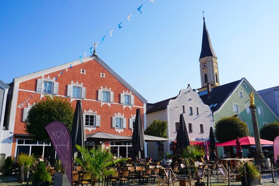 Rund um den Ludwigsplatz laden viele kleine Restaurants und Cafés zum Verweilen ein. Außenterrassen von Restaurants