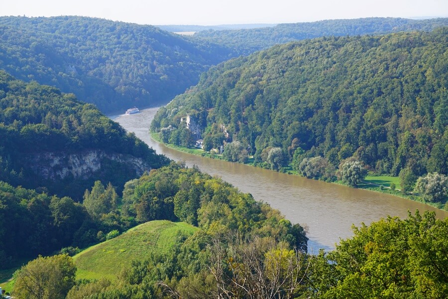 Eine weitere tolle Sehenswürdigkeit in Kelheim: der Donaudurchbruch zum Kloster Weltenburg. Schiff auf einem Fluss